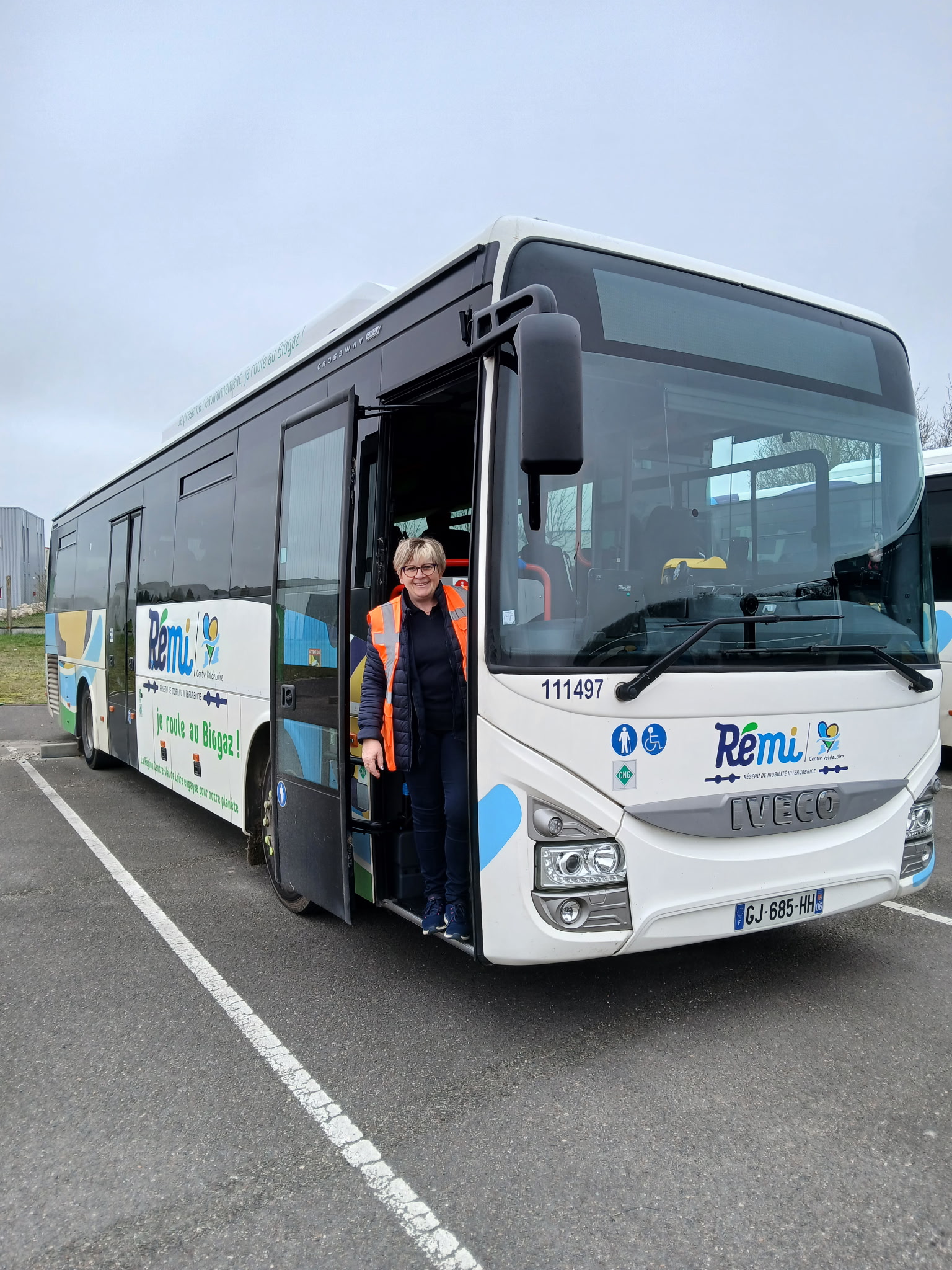 une femme pose à l'entrée d'un bus Rémi
