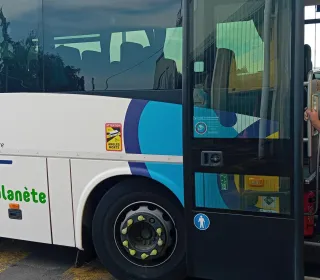 conducteur se présentant à l'entrée du car